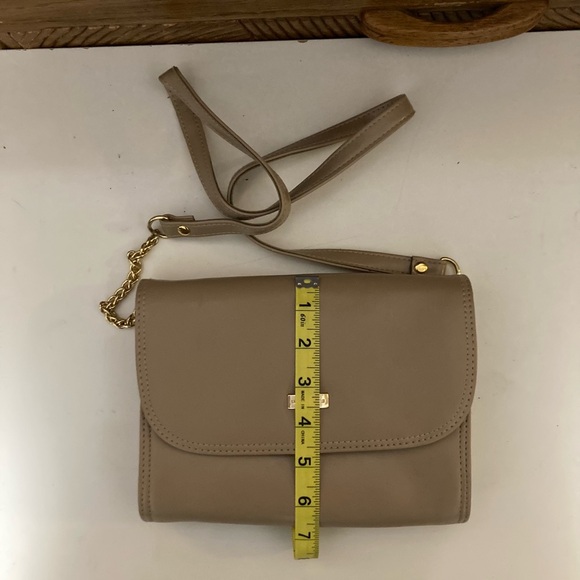 Liz Claiborne Tan Crossbody Bag with Gold Accents - Picture 4 of 5